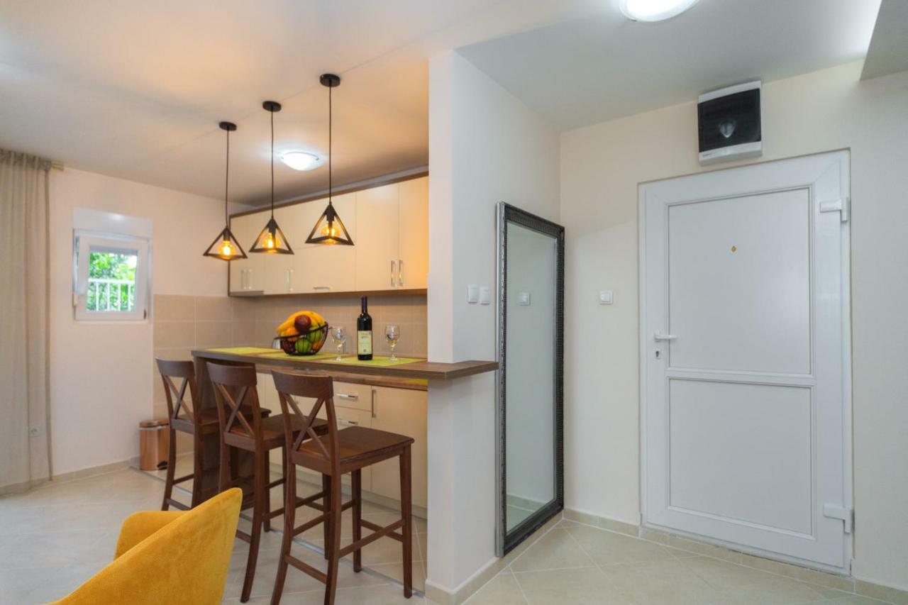Apartmani Tref Petrovac Exteriör bild