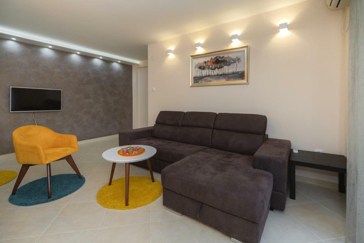 Apartmani Tref Petrovac Exteriör bild